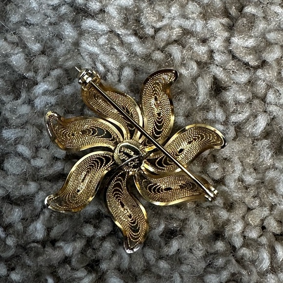 DIXELLE 12k Gold Filled Filigree Floral Brooch with Pearl Center - Picture 3 of 8